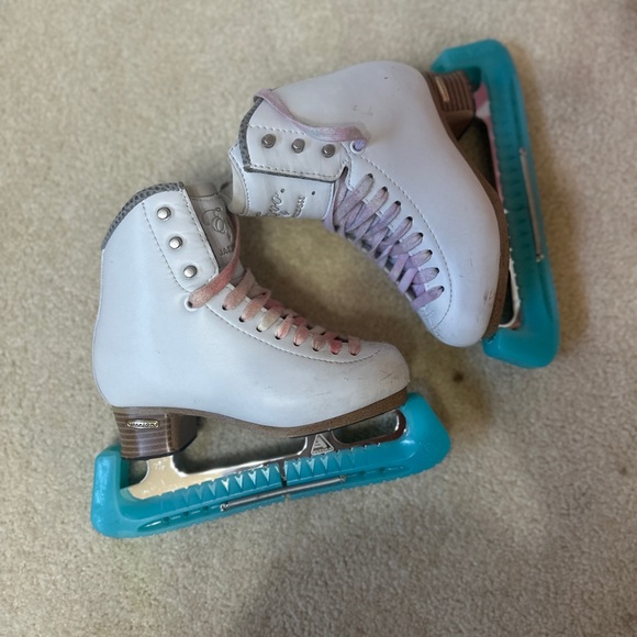 Kids Jackson Evo White Ice Skates 13 1/2W with Blue Guards Size 13.5
